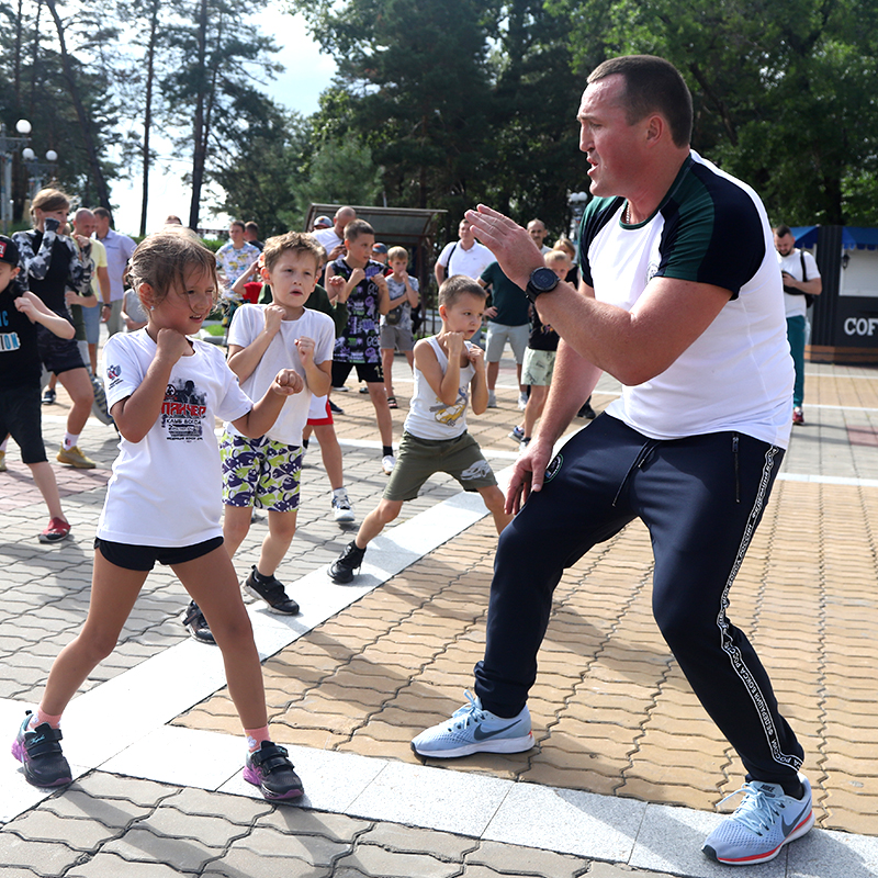 Денис Лебедев провёл тренировку для детей в Хабаровске