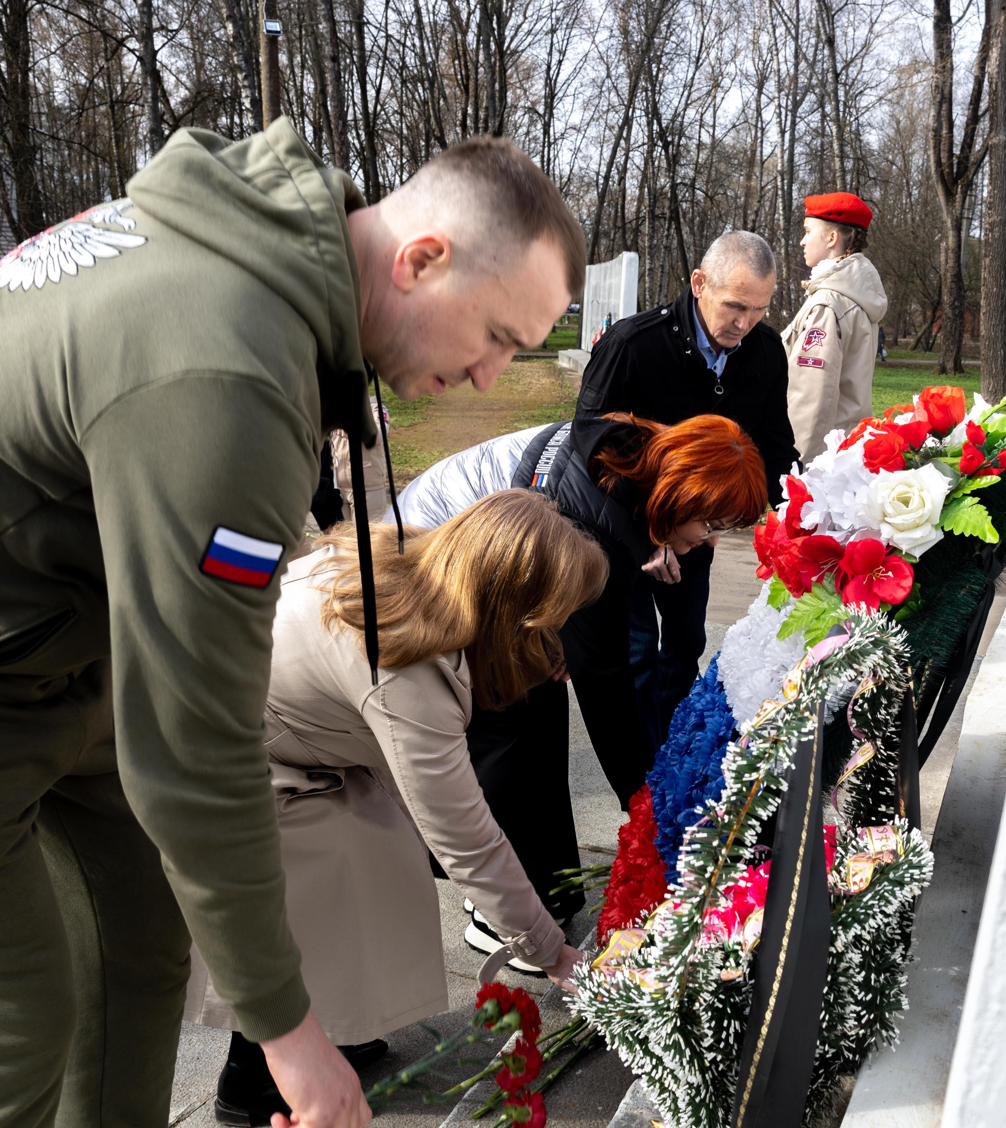 Возложение цветов к памятнику партизанам в Осташкове