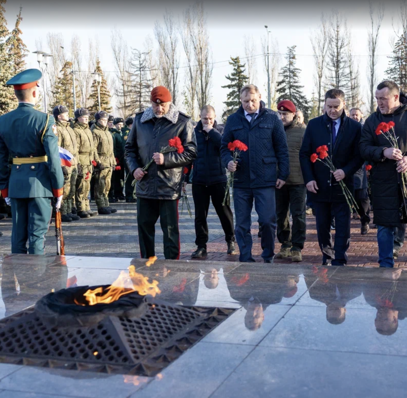 Возложение цветов к Вечному огню в Саратове