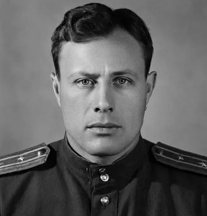 Всеволод Озмидов: Бился на Красной площади, а потом стал военным лётчиком