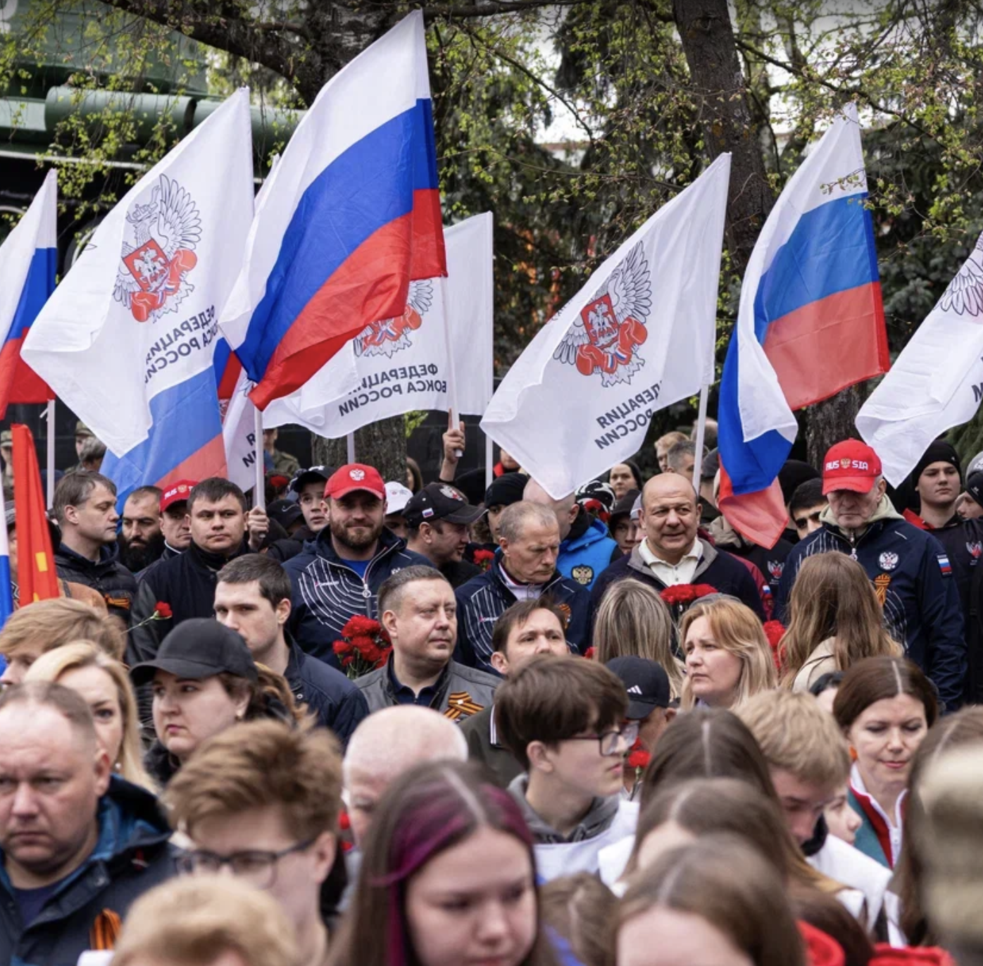 Церемония возложения цветов к Вечному огню в Чехове