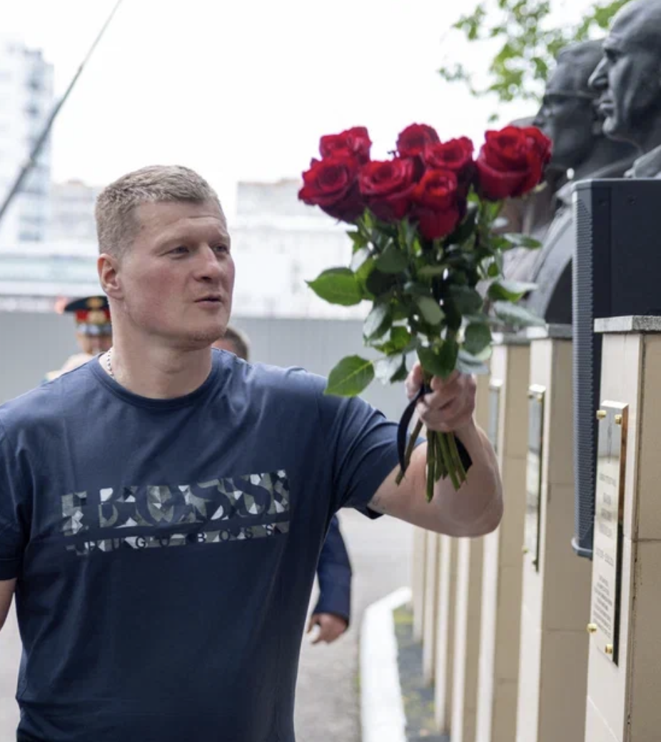 Возложение цветов к бюсту Виктора Агеева на Аллее славы ЦСКА