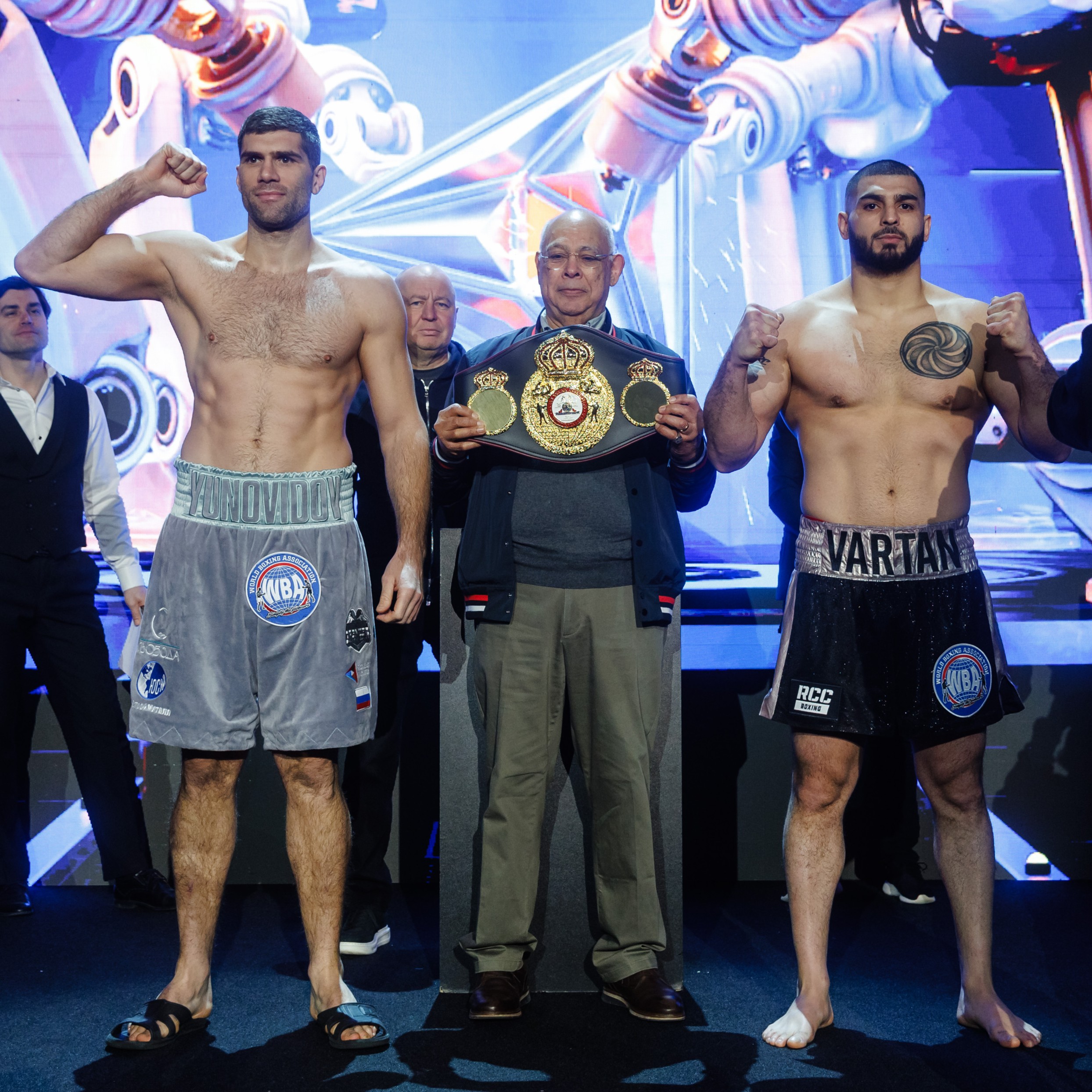 Юновидов и Арутюнян прошли процедуру взвешивания перед боем в Челябинске